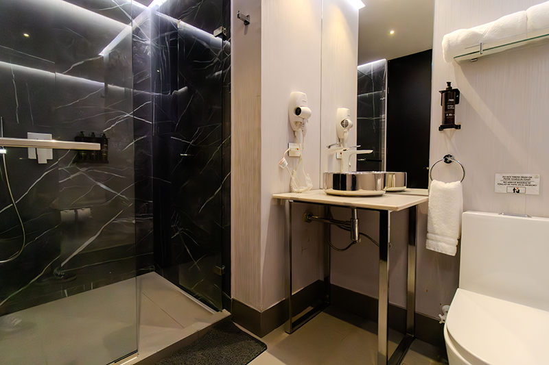 emperor-phenthouse-902-room-bathroom-vanity-1