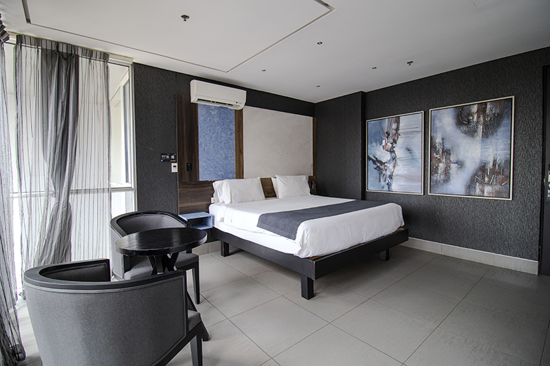 excelsior-suite-604-room-lounge-area