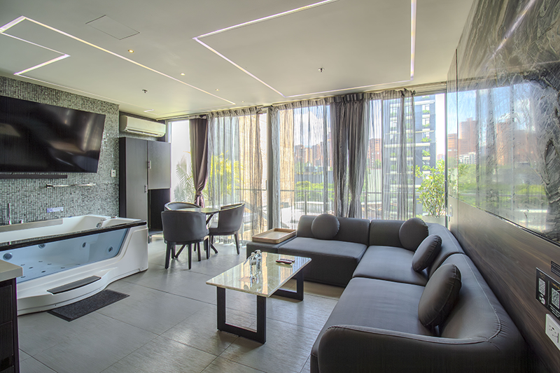 excelsior-suite-room-401-jacuzzi-lounge-area1