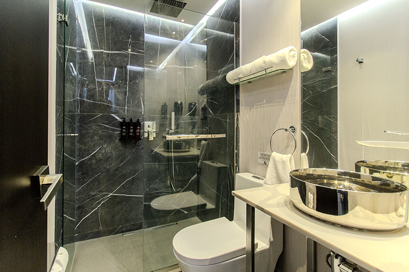 imperial-suite 402-room-bathroom-vanity-3